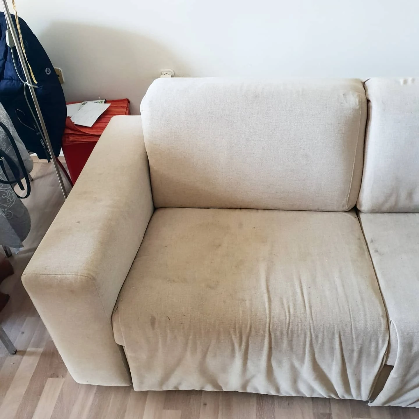 Svijetla fotelja nakon dubinskog čišćenja