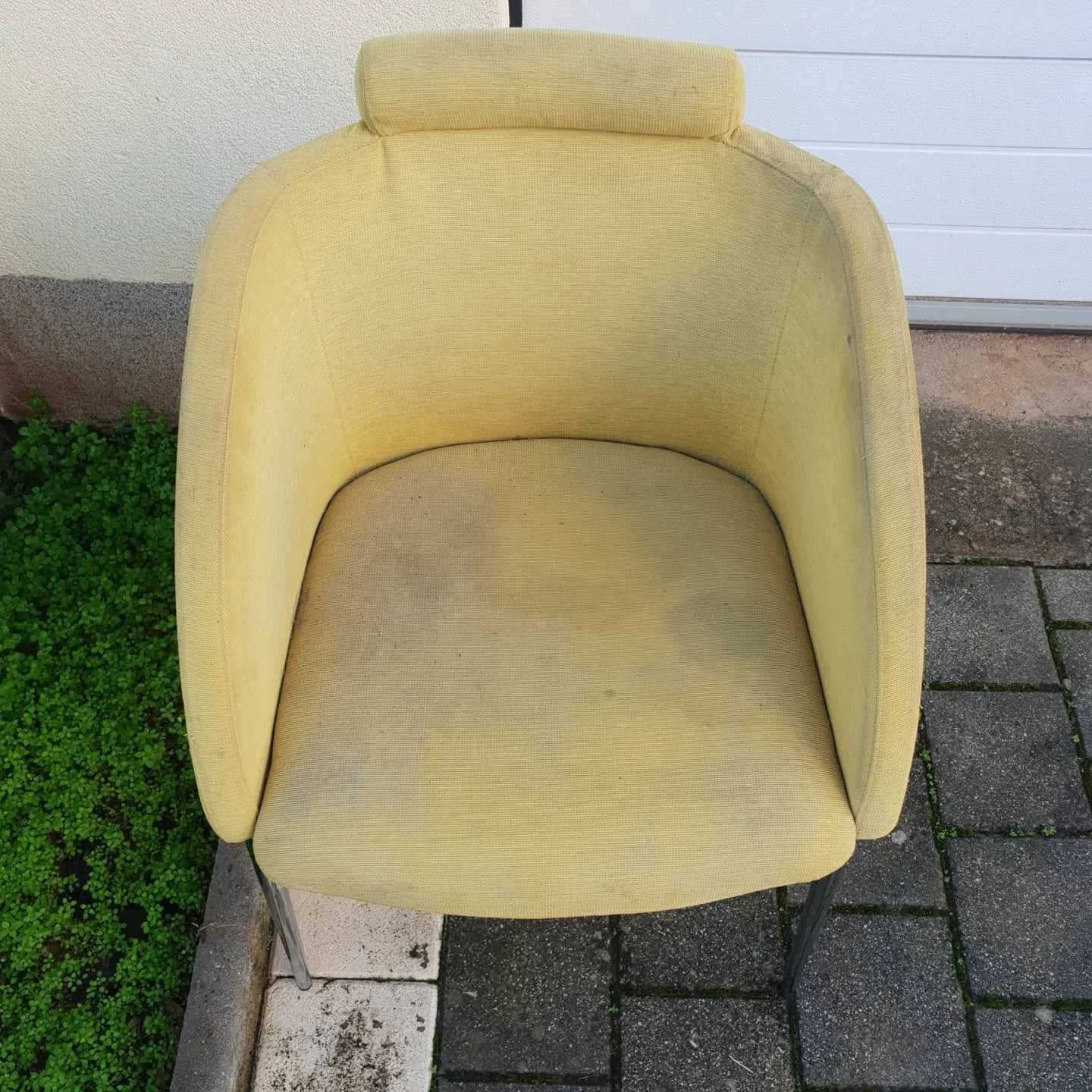 Žuta fotelja nakon dubinskog čišćenja