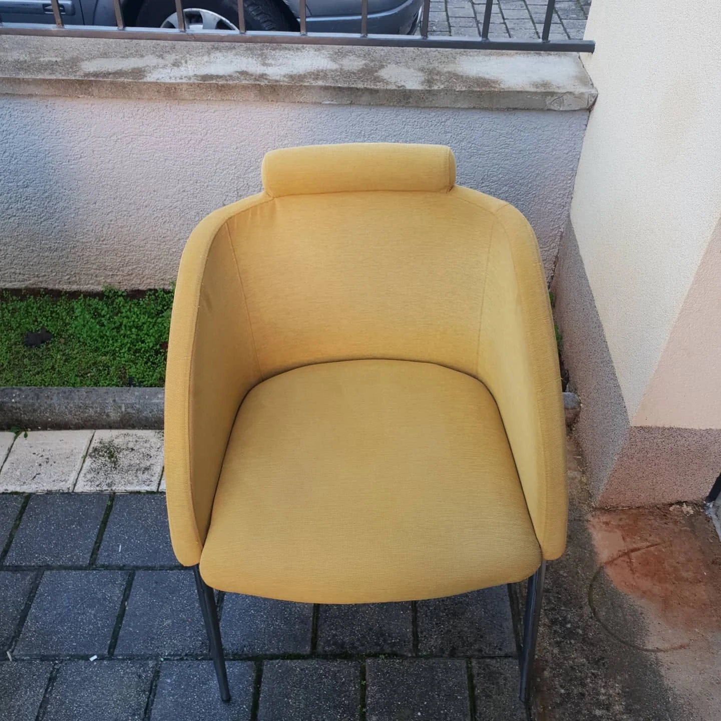 Žuta fotelja prije dubinskog čišćenja