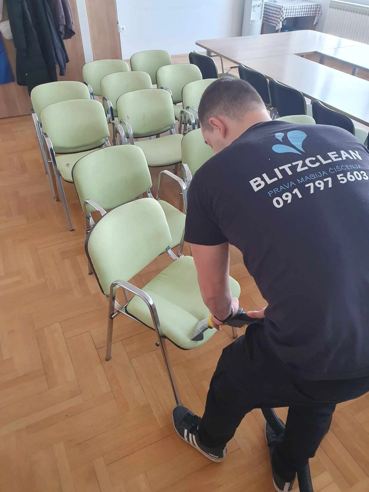BlitzClean tijekom čišćenja poslovnih stolica