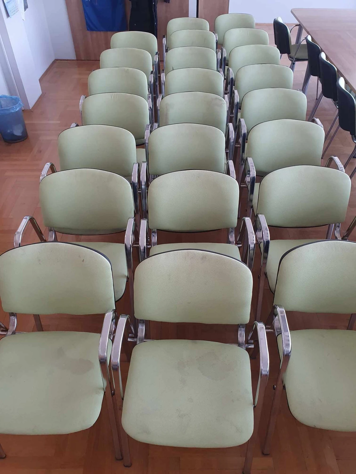 Poslovne stolice nakon dubinskog čišćenja