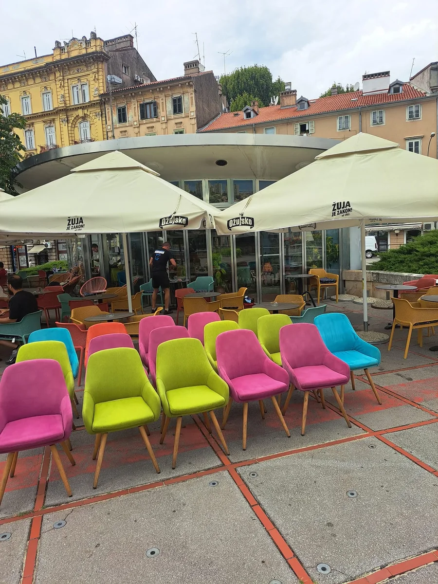 Očišćene ugostiteljske stolice na terasi u Rijeci