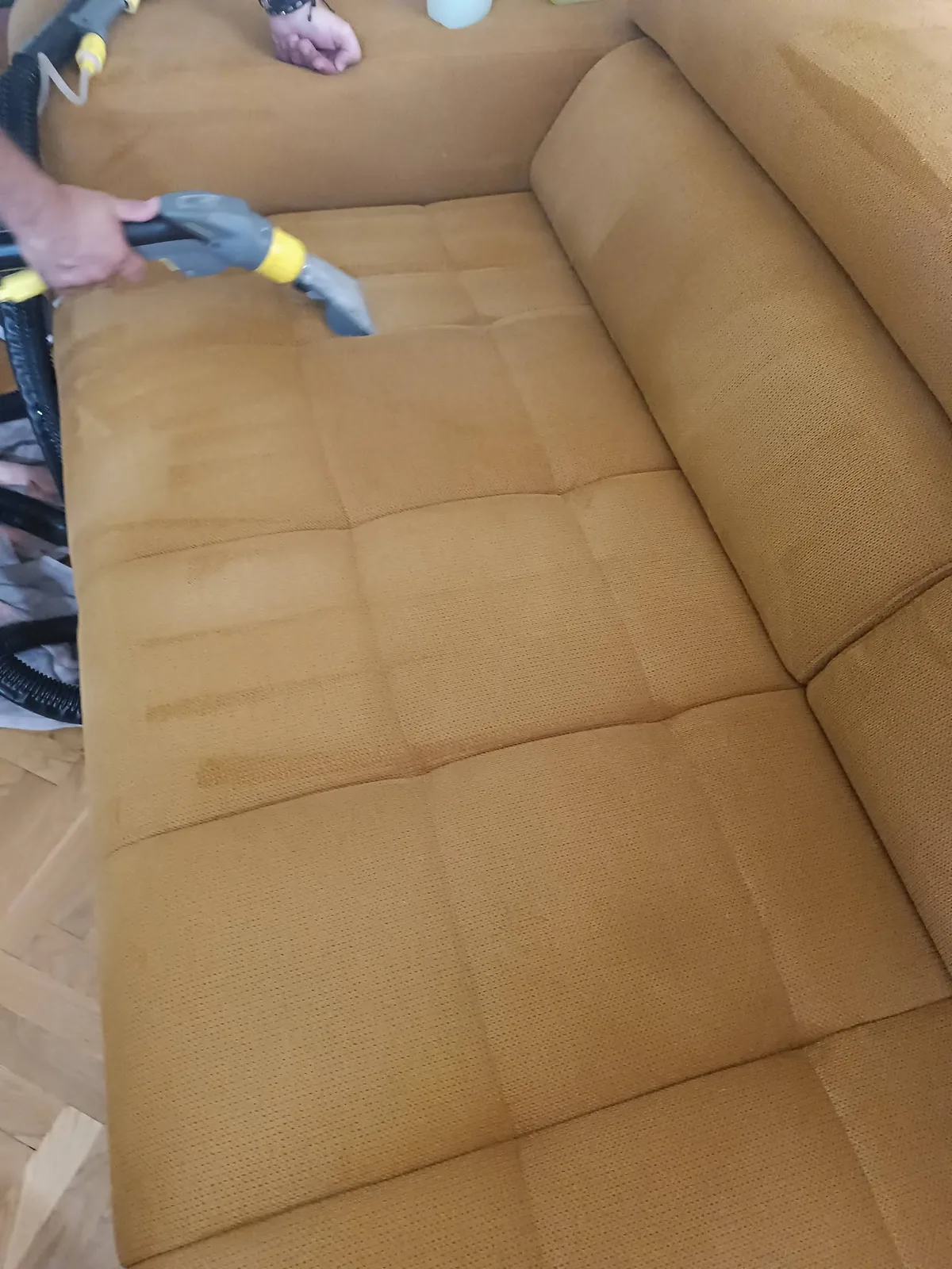 Studio Clean Pula tijekom dubinskog čišćenja žutog kauča u Istri